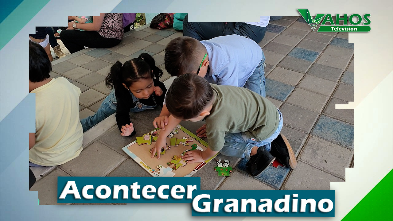 Niños jugando rompecabeza 